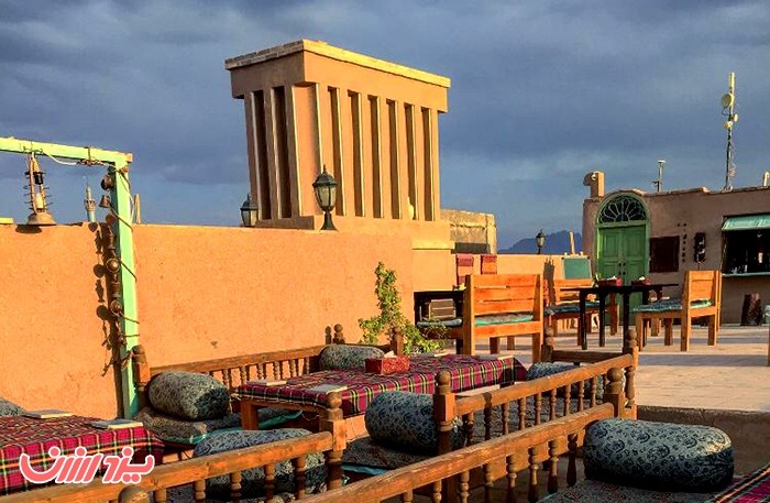 منوی انتخابی غذاهای هندی در محیطی با نمای زیبای مسجد جامع در یزد ارزان